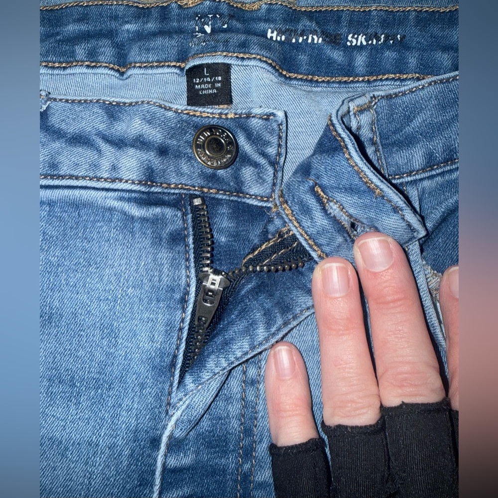 NY & Company gently used size large women’s skinny jeans. - Picture 2 of 4